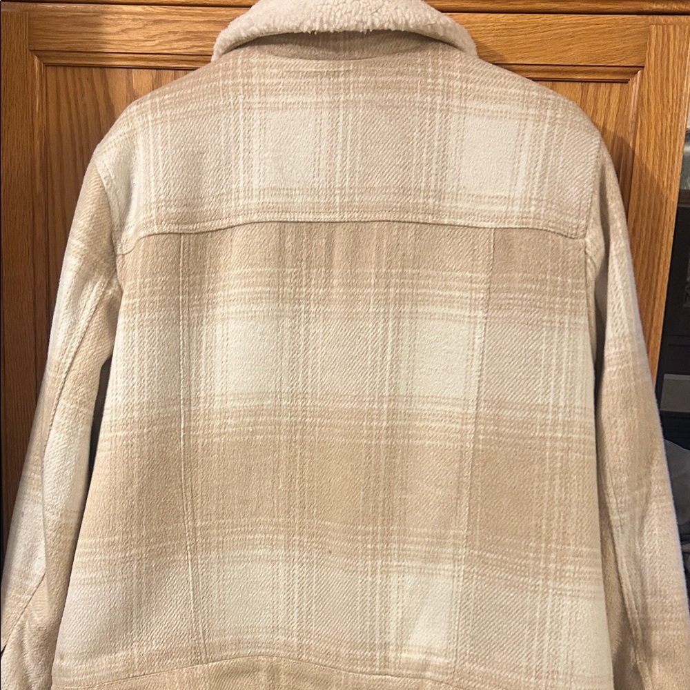 Levi's Women's Beige Plaid Sherpa Jacket - Picture 4 of 4